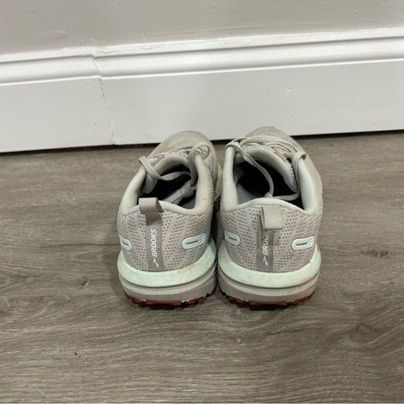 Brooks Running Women’s Revel 6 Light Grey Athletic Performance Sneaker Size 7.5 - Picture 5 of 9
